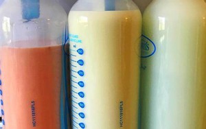 Kinh ngạc trước 3 bình sữa mẹ có 3 màu khác nhau đều được hút trong một lần, cùng 1 bên ngực