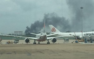 Khói đen kịt quanh vùng trời sân bay Tân Sơn Nhất do cháy lớn ở quận Tân Phú