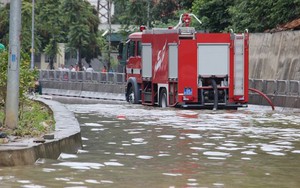 Hy hữu xe cứu hỏa đi 'cứu thủy' chống ngập lụt ở Quảng Ninh