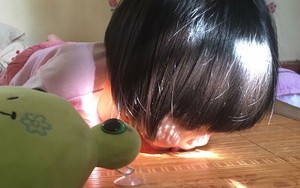 Hành động kì lạ của bé gái khi thấy nắng khiến nhiều người gật gù thích thú