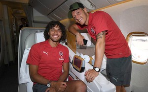 Ozil rạng rỡ trong chuyến du đấu cùng Arsenal sau khi từ giã ĐT Đức