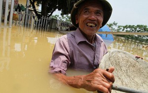 Ảnh: Nắng chang chang, dân Thủ đô vẫn chèo thuyền trong dòng nước ngập