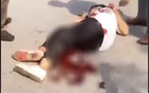Hai nữ sinh cầm hung khí đánh nhau, một người nằm gục trên vũng máu