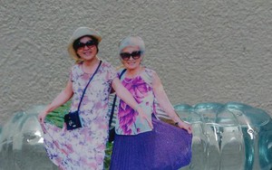 Khi bà ngoại cũng "sống ảo": Hết ảnh mới, bà tự cắt ghép hình rồi chụp lại theo concept đăng Facebook