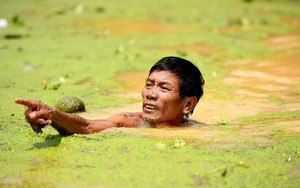 Sau 1 tuần mưa, người Hà Nội dùng thuyền tự chế, bơi trong dòng nước ngập ao bèo về nhà