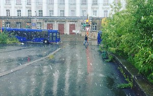 Tuyết rơi bất thường giữa mùa hè, phủ kín thành phố của Nga