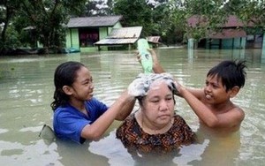 20 cảnh ngập lụt khắp thế giới: Cách duy nhất để vượt qua nghịch cảnh là phải lầy lội hơn cả nước lũ thì mới được