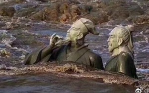 Tình trai bên dòng nước dữ: Những tấm ảnh đang hot nhất cộng đồng mạng Trung Quốc hiện nay