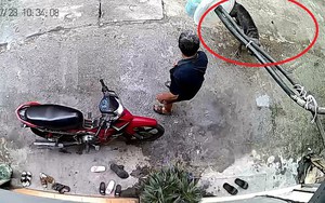 Đang đi bộ trên đường, người đàn ông bất ngờ bị tấn công từ hướng không ngờ
