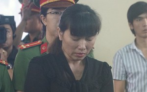 Các bảo mẫu hành hạ trẻ em tàn nhẫn ở Sài Gòn khóc nức nở