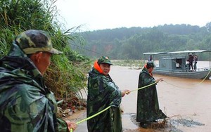 Cứu hộ thành công 4 cán bộ thủy văn kẹt giữa sông Pô Kô ​
