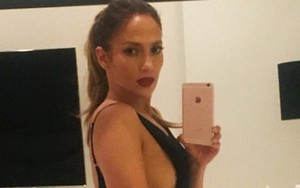 Diện bikini “kiệm vải” ăn mừng sinh nhật tuổi 49, Jennifer Lopez gây sốt với "vẻ đẹp không tuổi"