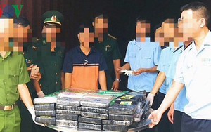 Chủ lô hàng có chứa 100 bánh cocain đã đến công an làm việc