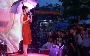 Hàng trăm khán giả đội mưa nghe Bích Phương hát ở Phú Thọ