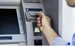 Vờ giúp người nước ngoài rút tiền từ ATM rồi cướp