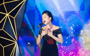 Ca sĩ Phạm Thu Hà khoe vai trần gợi cảm, hát ca khúc kinh điển về ái tình