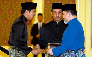 Bộ trưởng hotboy 25 tuổi bị đồn hẹn hò cháu nội Thủ tướng Malaysia