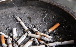 Thầy giáo bắt học sinh uống tàn thuốc lá pha nước