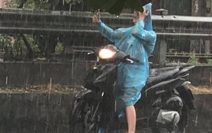 Người Hà Nội đứng giữa đường đón 'mưa vàng' sau nhiều ngày nóng 40 độ C