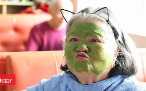 Hình ảnh các cụ U80 thích đắp mặt nạ trà xanh và câu chuyện ý nghĩa phía sau khiến dân mạng bất giác nhớ ông bà