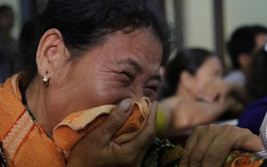 Xét xử kẻ sát nhân giết 5 người: Chị gái nạn nhân dùng khăn che miệng để không phát ra tiếng khóc