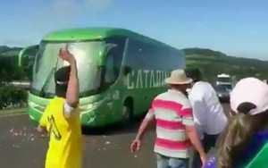 SỐC: Fan Brazil ném đá chai lọ vào xe bus chở Neymar và đồng đội ngày về nước