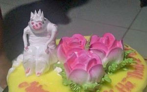 Cô gái đặt bánh sinh nhật hình con khỉ, nhìn sản phẩm dân mạng cười rũ rượi: Thợ bánh nghe nhầm thành con quỷ ư?