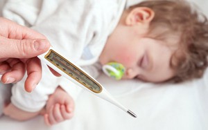 Đừng thấy sốt là sợ: Bác sĩ bệnh viện Bạch Mai "chỉ mặt" tác dụng có lợi và có hại của sốt