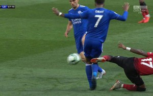 Ra mắt Man United, tân binh Brazil gây tranh cãi vì pha vào bóng thô bạo