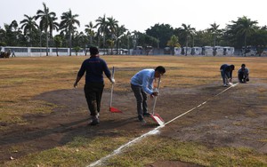 24 tiếng trước giờ bóng lăn, U23 Việt Nam phải tập trên sân "mặt ruộng"