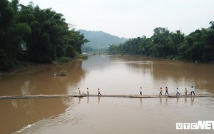 Ảnh: Dân Lạng Sơn 'diễn xiếc' trên cầu tre dài 100m bắc qua sông