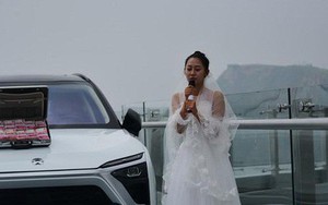 Trung Quốc: Cô gái mang tiền và siêu xe lên cầu kính để thử thách người bạn trai sợ độ cao rồi nhận cái kết đau lòng