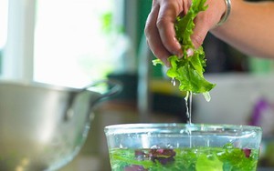 Rau sống ngâm nước muối có sạch giun sán?