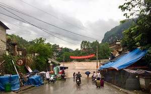 Cầu Na Sẩm ở Lạng Sơn bị lũ nhấn chìm, giao thông chia cắt
