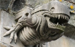 Bức tượng "sinh vật lạ" trên cổng vòm tu viện thế kỷ 12 ở Scotland