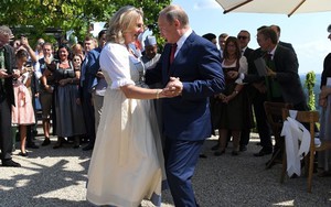 Khách VIP V.Putin mang quà đặc biệt mừng cưới Ngoại trưởng Áo