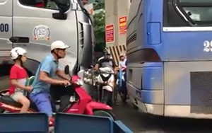 Khe hẹp giữa phố và sự vội vã đáng trách của người đi đường