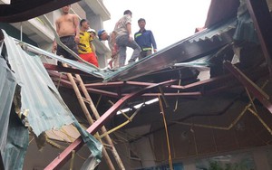 Vật liệu xây dựng bị đứt cáp cẩu rơi từ tầng 6 làm thủng mái nhà