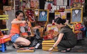 Tấp nập cảnh người dân đua nhau mua tiền giả, "đốt"… tiền thật