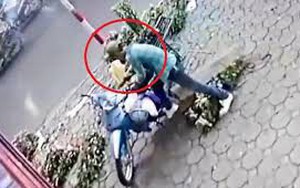 Clip: Thanh niên rình rập, trộm xe máy của cô bán hoa nhanh như chớp