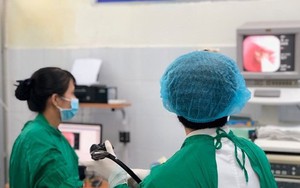 Mắc nghẹn miếng thịt heo lớn giữa thực quản
