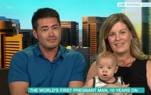 Người đàn ông mang bầu đầu tiên trên thế giới dự định sinh con thứ 4