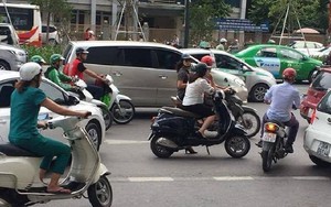 Dừng xe, gạt chống giữa đường 'buôn dưa'