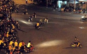 Tạm giữ 12 đối tượng lợi dụng thắng bóng đá để đua xe