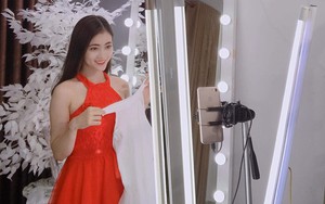 Góc khuất nghề mẫu livestream bán hàng trên Facebook: Thu nhập “khủng”, bị gạ tình