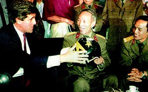 Chiếc mũ phi công lưu lạc ¼ thế kỷ tại Việt Nam của Thượng nghị sỹ John McCain