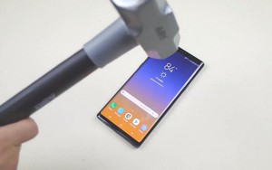 Xem màn tra tấn Galaxy Note9 rùng rợn bằng dao và búa, bất ngờ nhất lại nằm ở viên pin