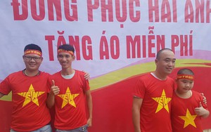 Phát miễn phí 1.000 áo phông, băng rôn, cờ đỏ cho fan cổ vũ Olympic Việt Nam