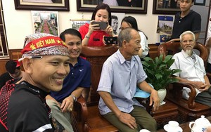 Cổ động viên đến nhà Quang Hải từ sớm để theo dõi trận U23 Việt Nam gặp U23 Hàn Quốc