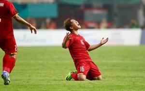CĐV Việt Nam bật khóc, nhiều người an ủi cầu thủ U23 sau thất bại trước Hàn Quốc